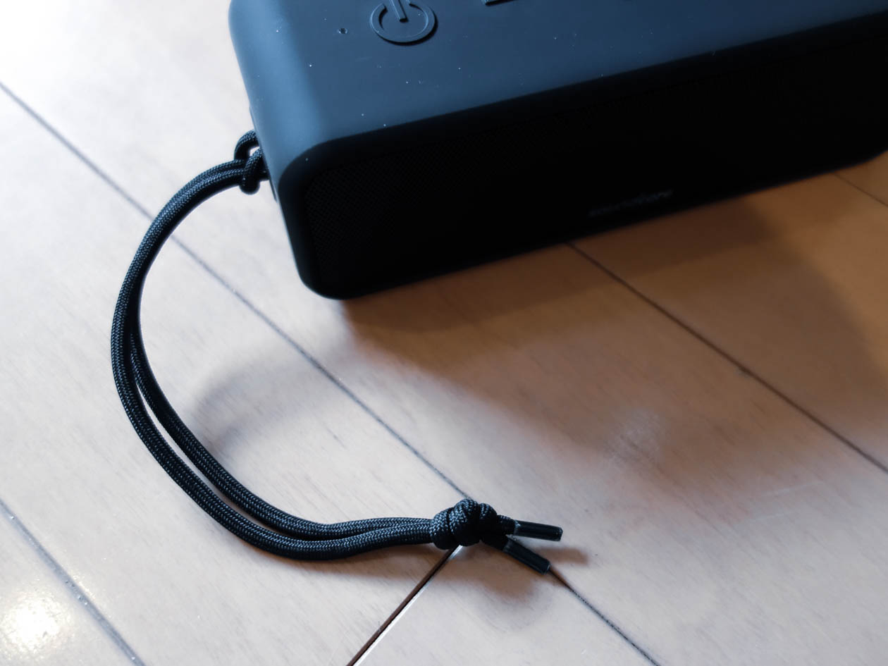 本体横にはストラップを通すことができます。