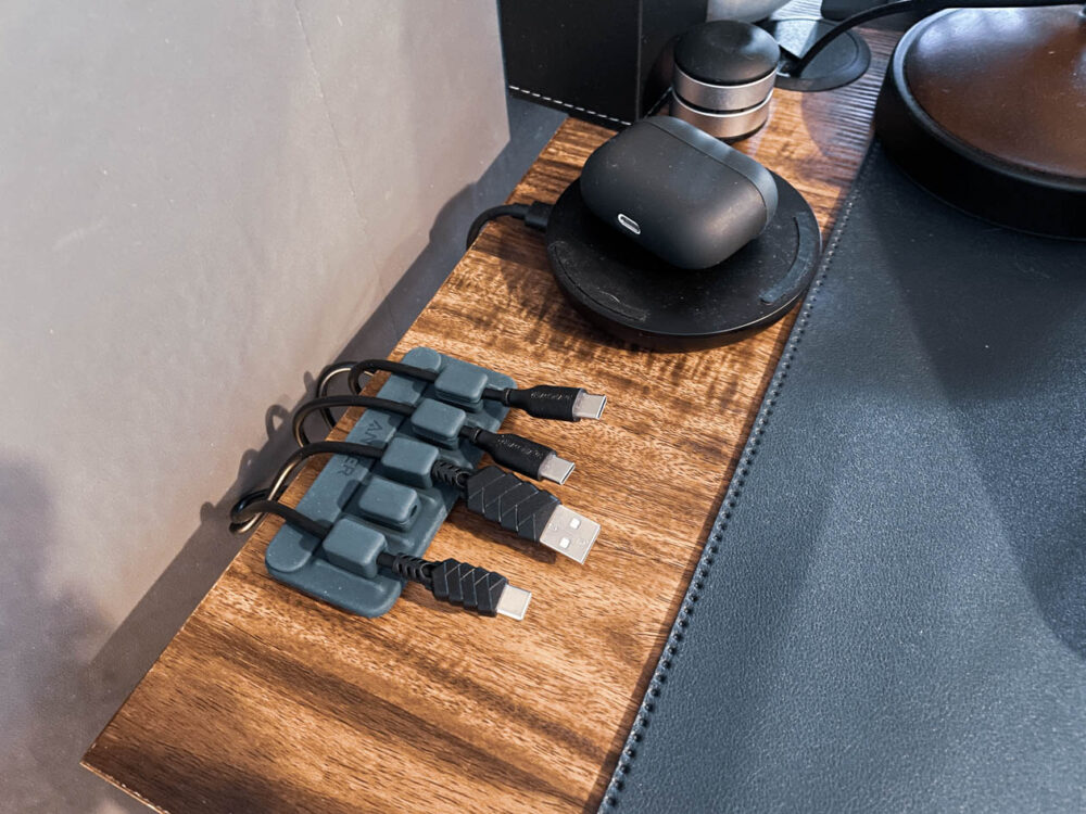 「Anker Magnetic Cable Holder」があれば、ケーブルをスッキリと整理することができます。