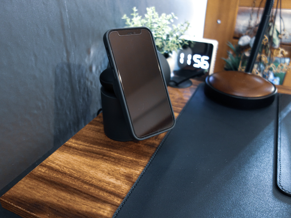 マグネットでピタッとくっついて充電できるのはラク