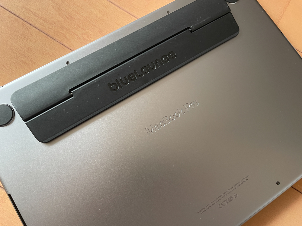 背面に「MacBook Pro」の文字